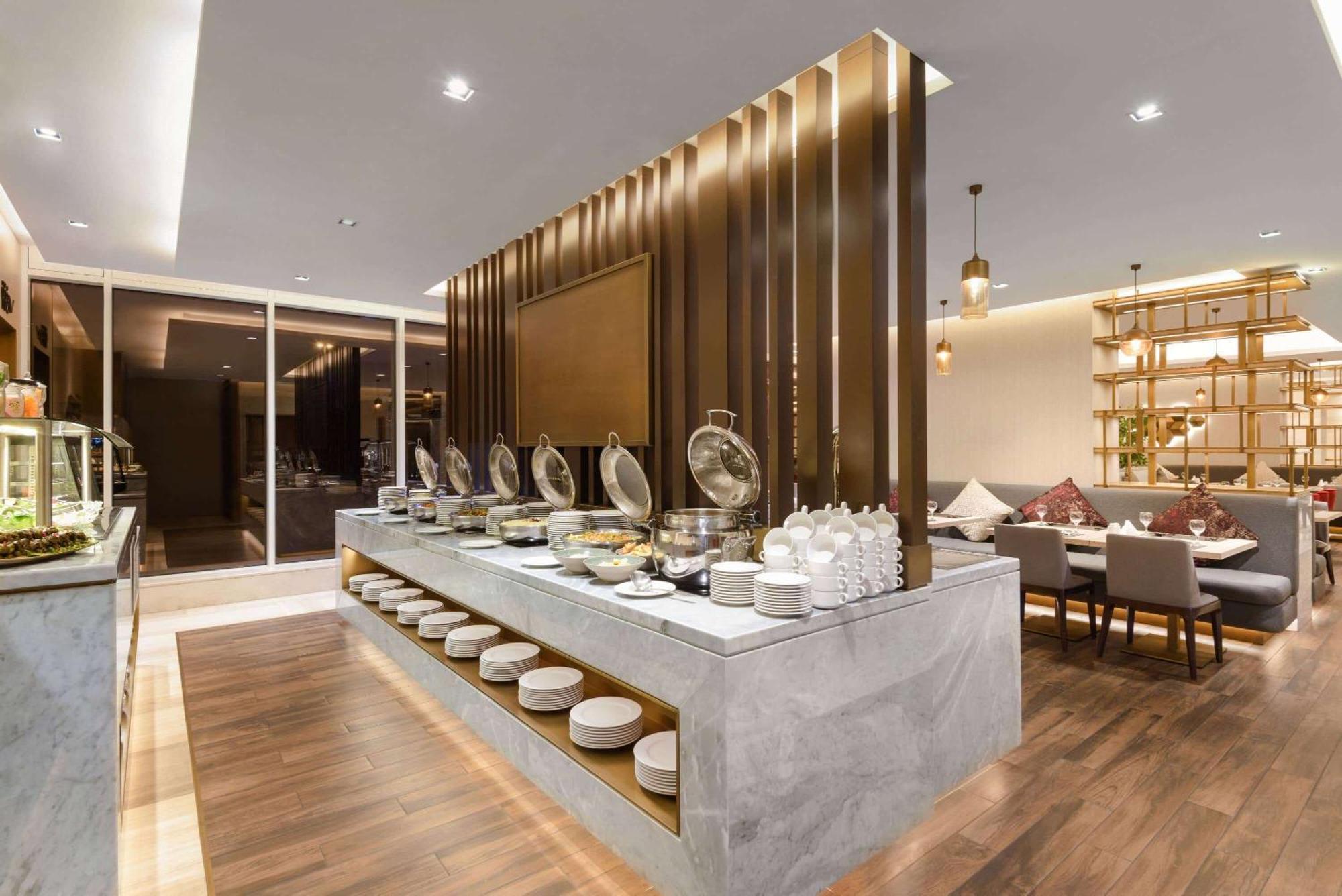 Ramada By Wyndham Riyadh King Fahd Road Dış mekan fotoğraf The restaurant