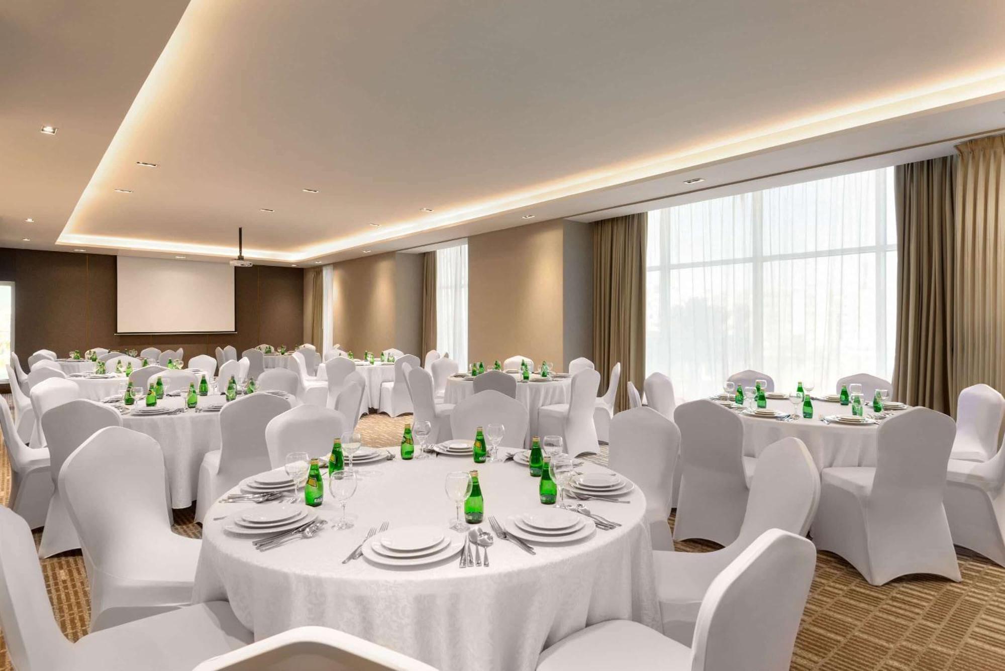 Ramada By Wyndham Riyadh King Fahd Road Dış mekan fotoğraf A typical banquet hall