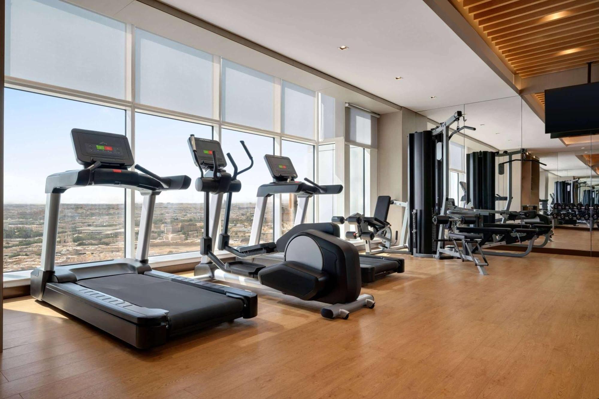 Ramada By Wyndham Riyadh King Fahd Road Dış mekan fotoğraf A gym at a hotel